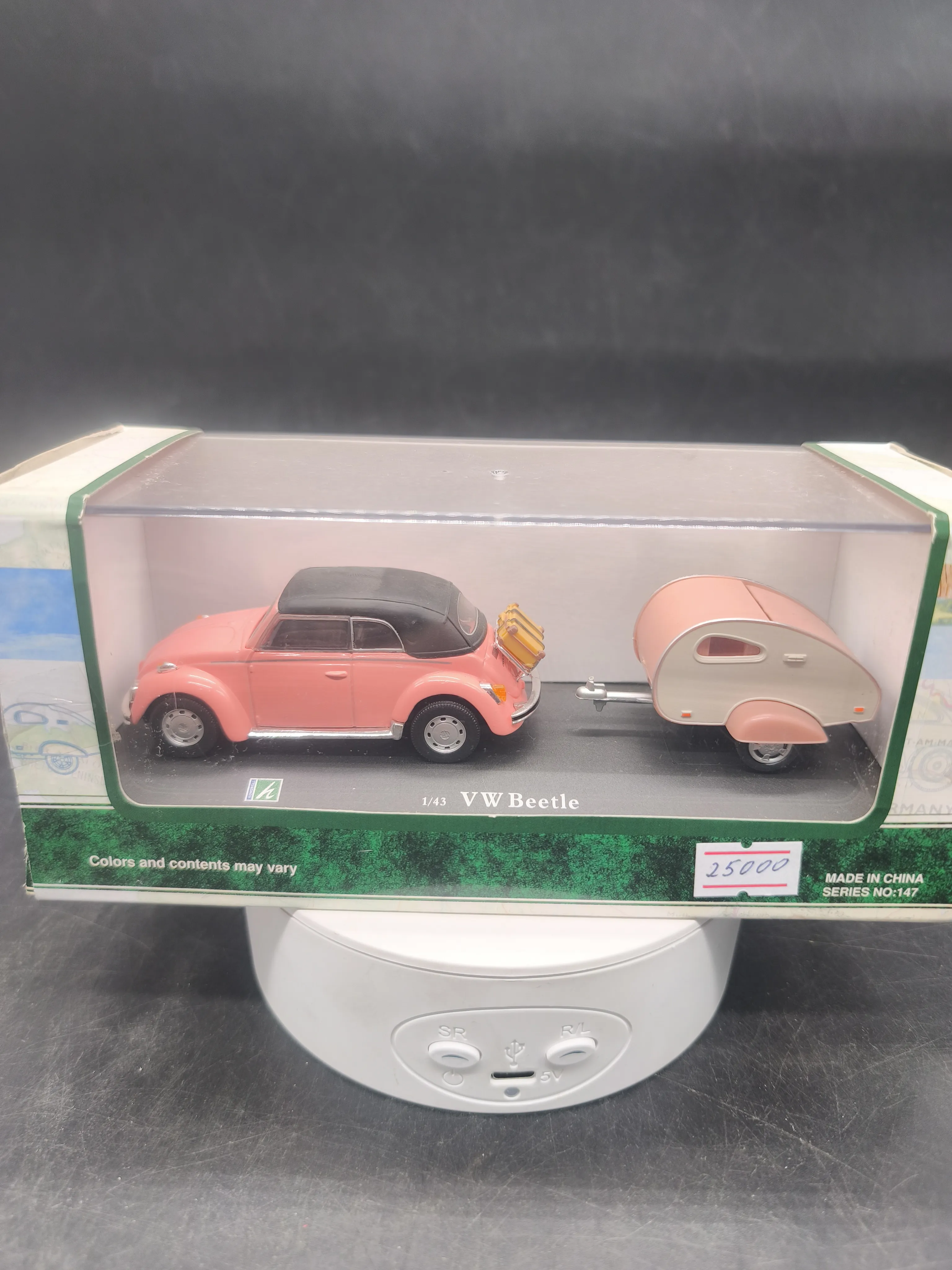 Модель Volkswagen VW Beetle w/ Caravan (Pink) Diecast Car Model 1\43 Image